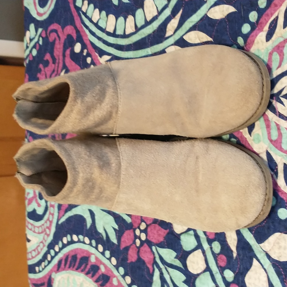 Tom's suede boots
